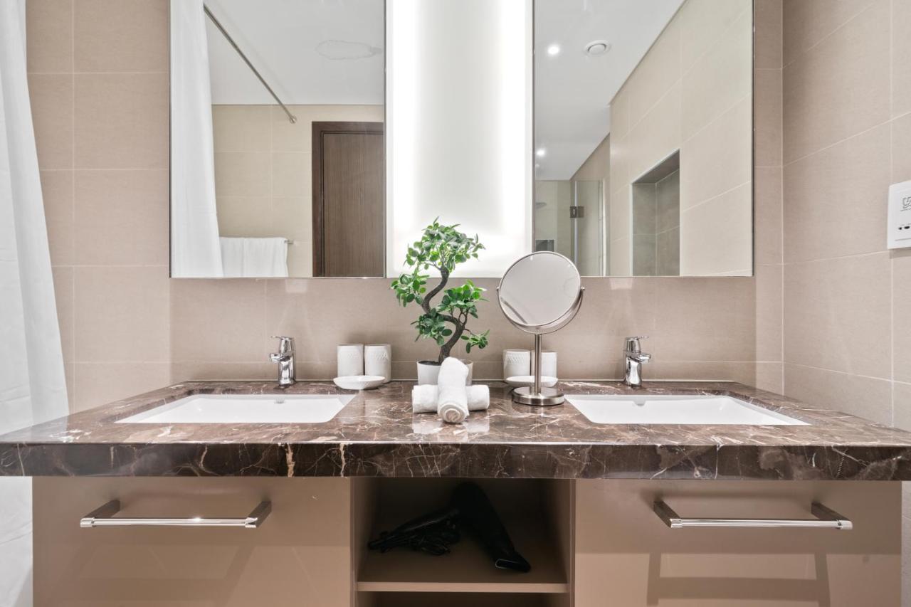 Breathtaking City Views From Dt Apt With Terrace Dubai Exteriör bild